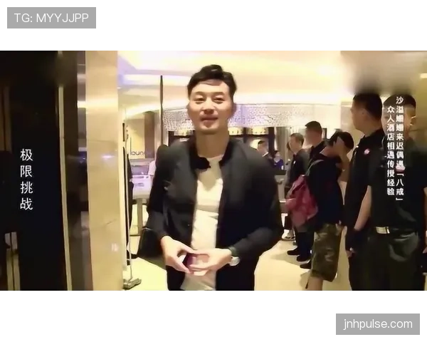 李小鹏走进咖啡店掏出那张卡，我的手汗都出来了